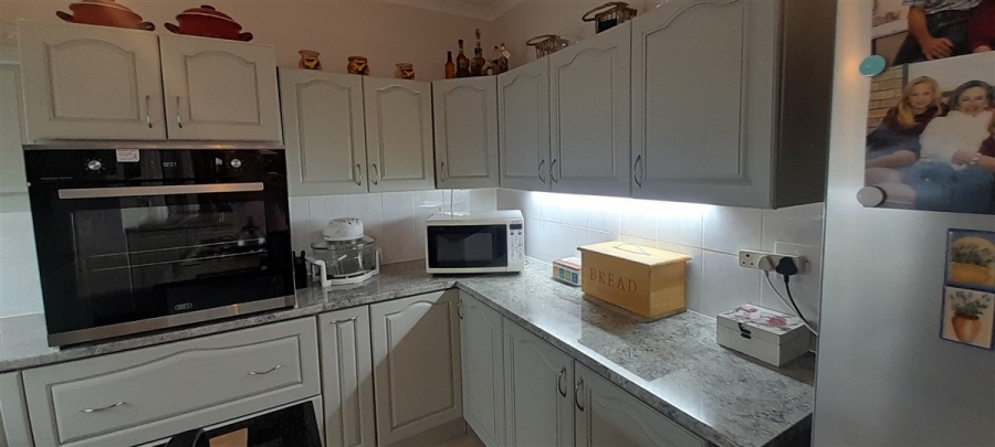 5 Bedroom Property for Sale in Wavecrest Eastern Cape